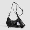 Diese trendige und coole Nieten-Achseltasche im Spicy-Girl-Stil ist eine vielseitige Umhängetasche.