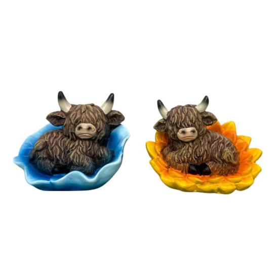 Flower Highland Cow Figurine Cute Spring Highland Cow Statue in Flower Base Resin Farmhouse Desk Decoration for Home Garden Kitchen Office