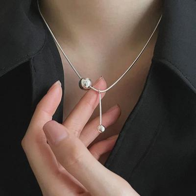 Quastenhalskette aus Titanstahl für Damen – eleganter Kugelanhänger, vielseitige Schlüsselbeinkette, frisches und einzigartiges Design.
