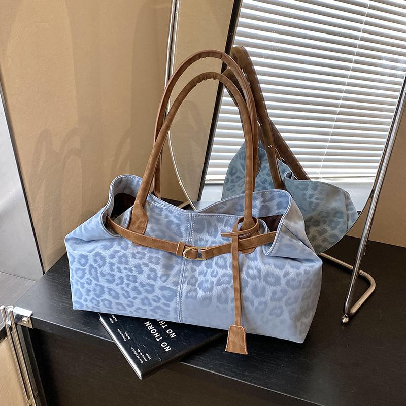 

Casual large-capacity leopard print bag women s new autumn and winter retro versatile shoulder bag commuter tote bag синий