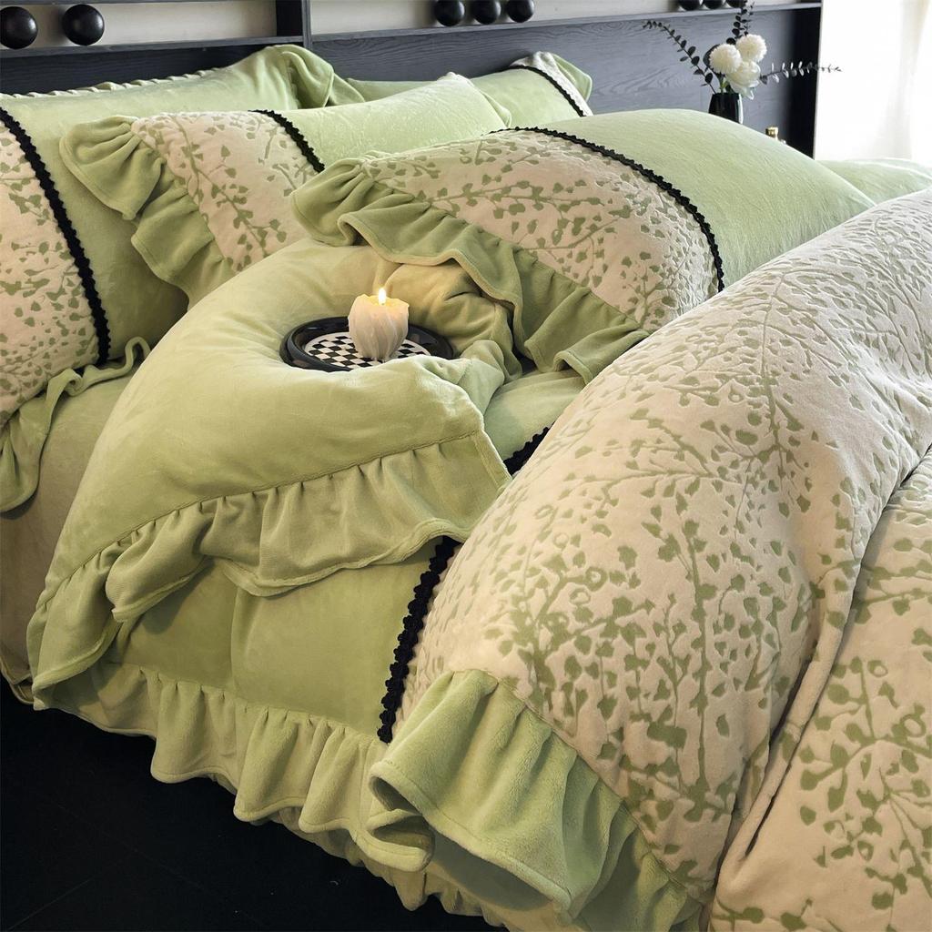 Ultra-Thick Warm Autumn/Winter Velvet Carved 4-Piece Bedding Set - Class A, Anti-Static, Ideal for Mother and Baby.
