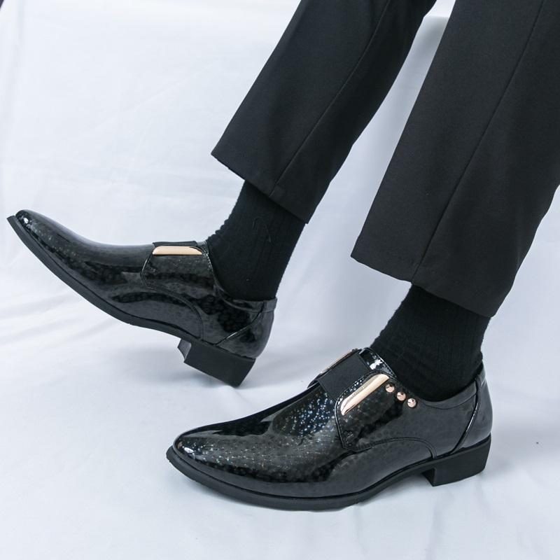 Fashion New Gentleman Black Gold Blue Loafter For Men Rivet Pointed Glossy Patent Leather Shoes Casual Formal Wedding Dress Footwear