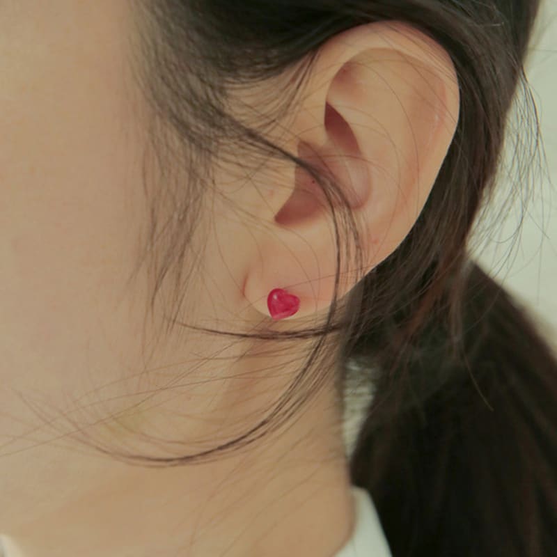 Modernlike 14k Gold Red Quartz Crystal Heart Piercing