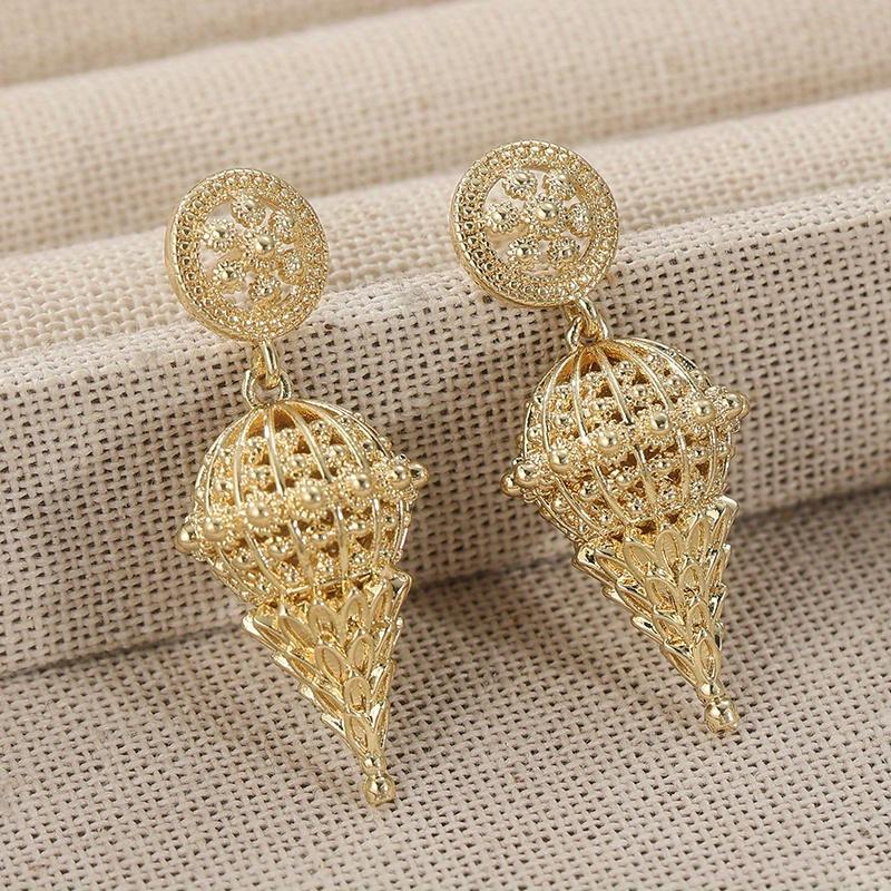 Vintage Gorgeous Hollowed Golden Plated Pendant Stud Earrings for Women's Exquiaite Banquet Wedding Jewelry Accessories