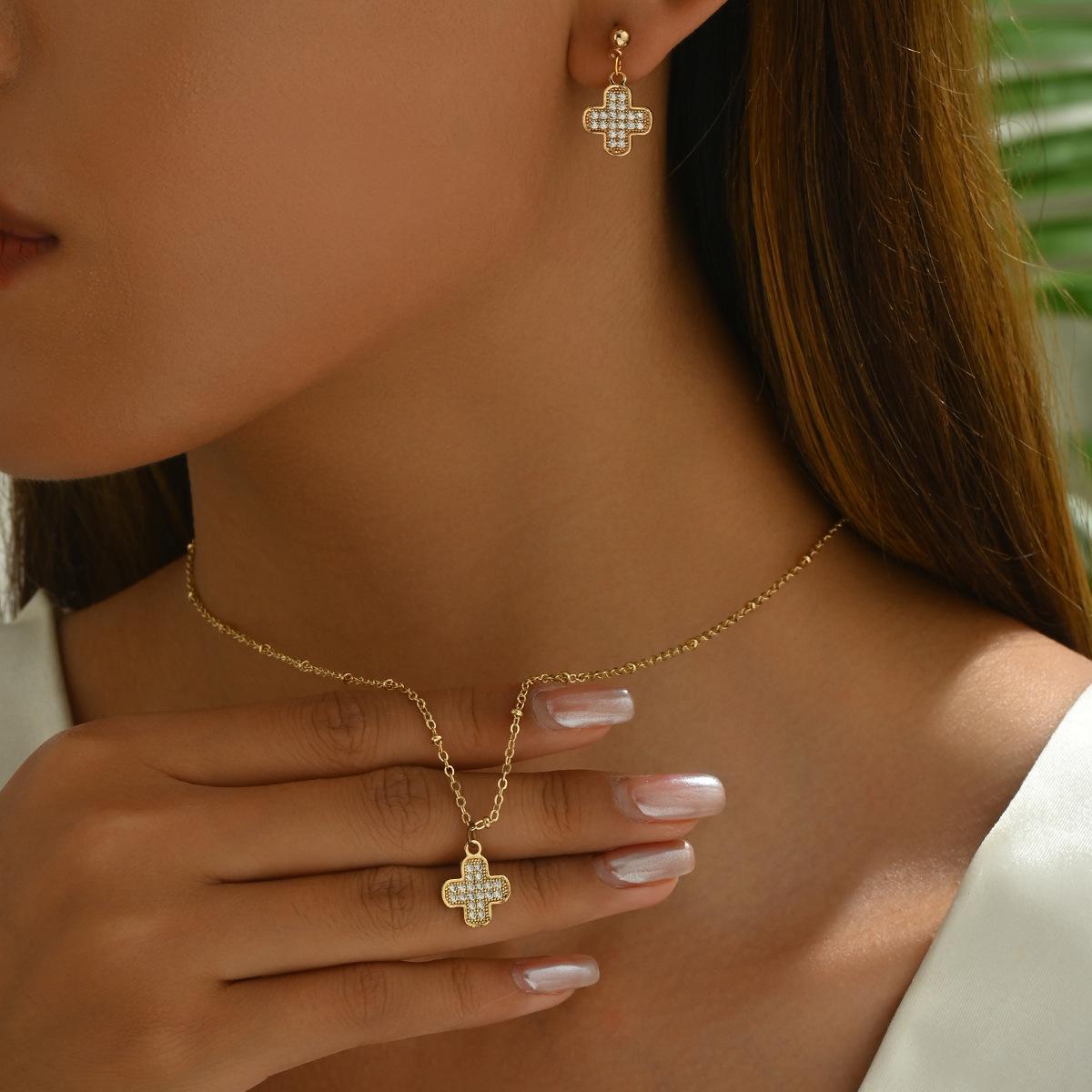 

Стильный и простой женский комплект из ожерелья и серег с инкрустацией из циркония, индивидуальный дизайн в виде четырехлистного клевера, серьги-цепочки на ключицу