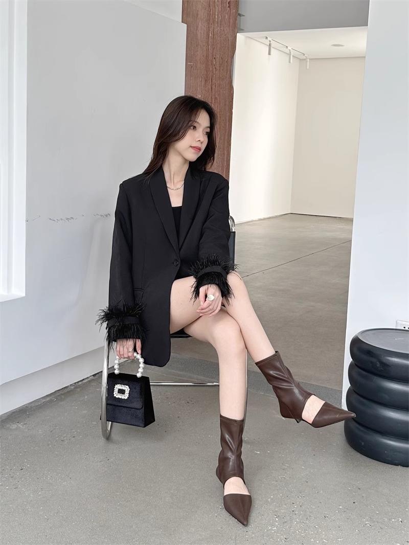 

Жіночі чоботи з рукавами на тонкому підборі до середини ікри Новий гарячий розпродаж літньої моди 2024 року Жіночі туфлі на низьких підборах Жіночі чоботи із загостреним носком Pu 40 коричневий