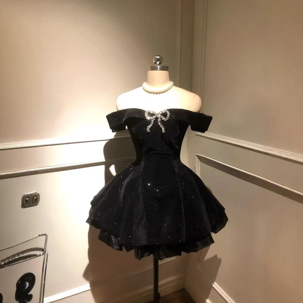 Nischen- Hepburn-Stil Taillenbetontes Ein-Schulter-Kleines Schwarzes für Damen