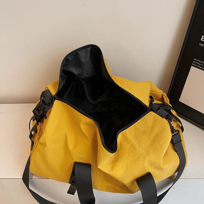 Large-capacity travel bag, multi-functional sports fitness storage bag, business travel and maternity bag, shoulder messenger bag.