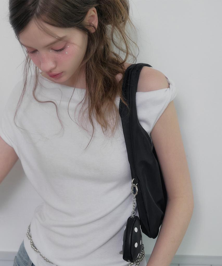 Teuwi Mete Twist Asymmetrical Off-Shoulder T-Shirt