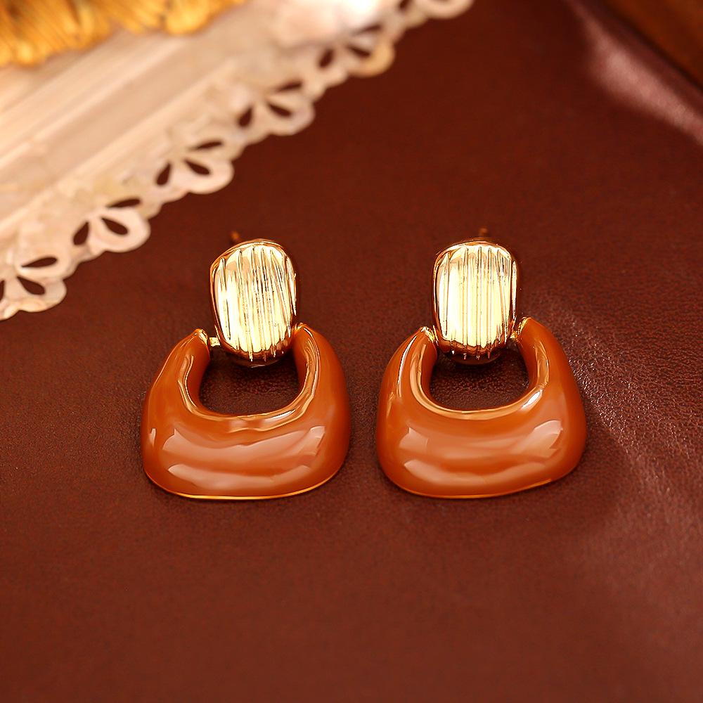 Элегантные геометрические эмалевые серьги-гвоздики: Классический гонконгский стиль для осени/зимы