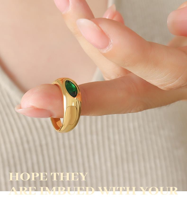 Hong Kong Retro Hepburn Style Emerald Zircon Ring