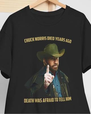Tributo a Chuck Norris RIP Walker Ricordando l'action star film muore a 86 anni Maglietta