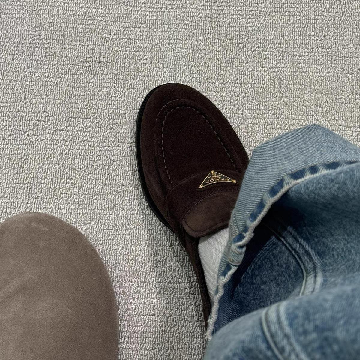 

Ретро треугольная пряжка кожа толстая подошва женские осенние ленивые маленькие кожаные туфли толстый каблук одинарные туфли 40 темно-коричневого