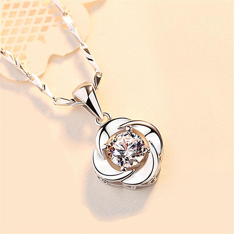 Four -leaf Grass Pendant Necklace Japan and South Korea Short Clavicle Chain Fashion Accessories Versatile Pendant Gifts
