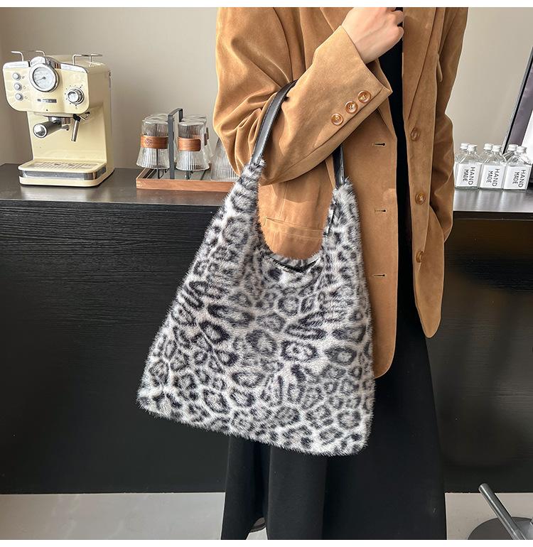 

Niche Design High-end Leopard Print Plush Large-capacity Tote Bag All-matching Commuting Shoulder Handbag 34x13x32 чорний