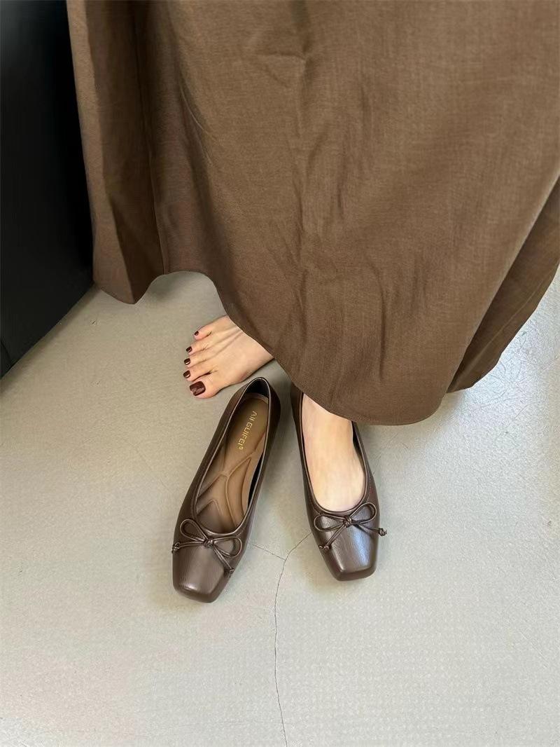 

Серебристые одинарные туфли женские осень 2025 новые квадратные туфли маленькие кожаные туфли легкие шапочки с бантом нежные балетки 35 коричневый