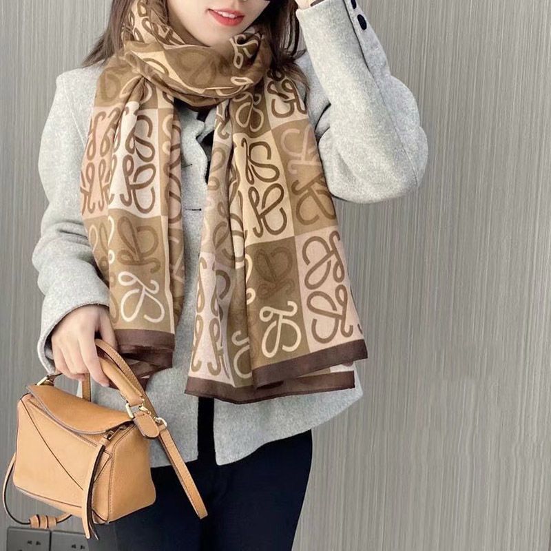 Luxusní značka Podzim a Zima Ženy Nový styl Móda Barva Sladěný Potisk Hedvábný šátek Lady Populární Pokrývka na hlavu Plážový šátek