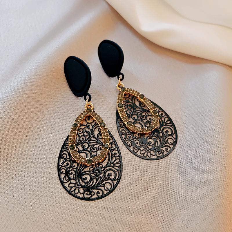 Geometrische Plissee-Ohrringe mit Glasperlen der Black Series: Elegante silberne Ohrstecker mit einem luxuriösen und vielseitigen Design.