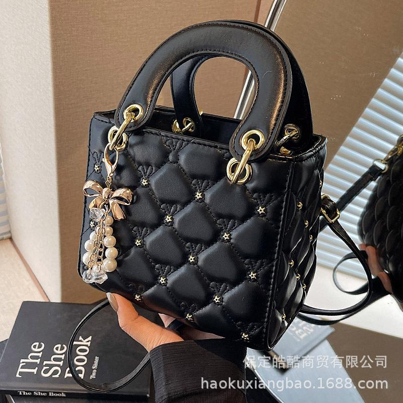 Premium sense bag women 2025 new niche design messenger bag Internet celebrity explosion autumn and winter portable diamond Princess Diana bag