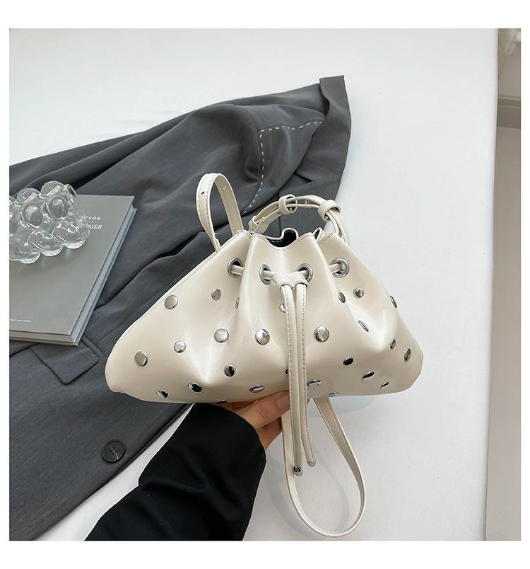 

Сумка-ведро на шнурке в корейском стиле инс 2025 новая модная простая модная сумка на плечо персонализированные заклепки зарубежный стиль сумка-мессенджер белый