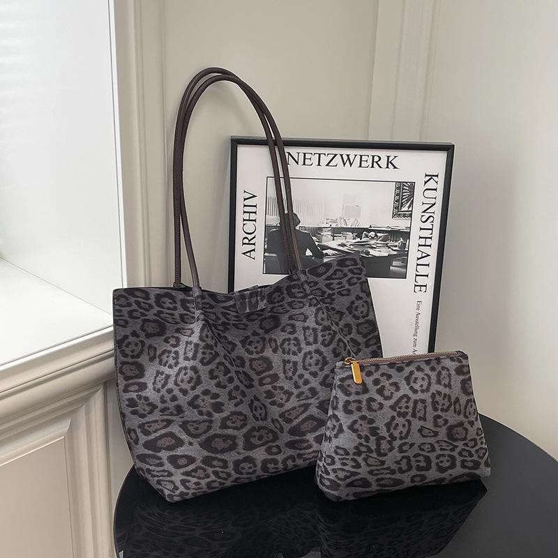 

Leopard print bag women s large capacity 2025 new autumn and winter retro shoulder mother and child bag to work commuting armpit tote bag серый