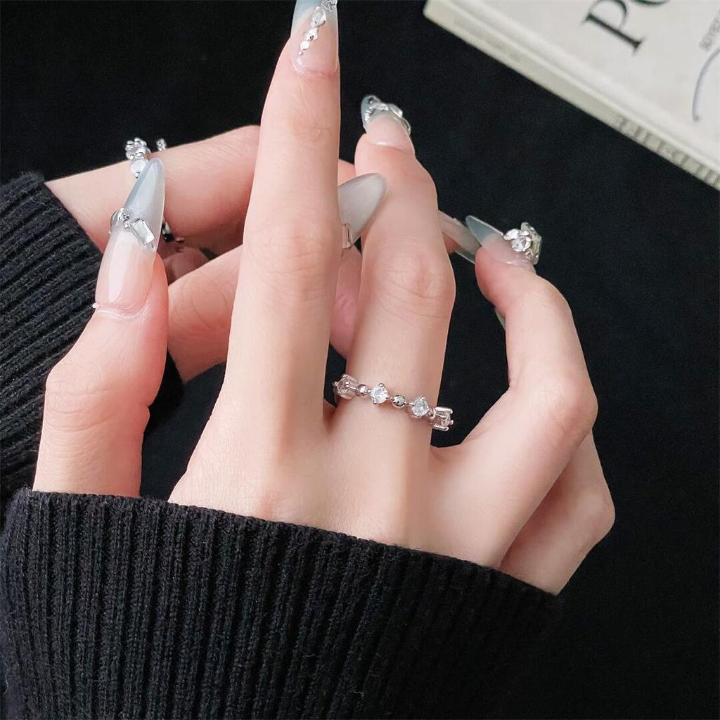 Schlichter, mit Diamanten besetzter, eleganter offener Ring, modisches Nischendesign, leichter Luxus, exquisit, glänzender High-End-Sinn, personalisierter Damenring