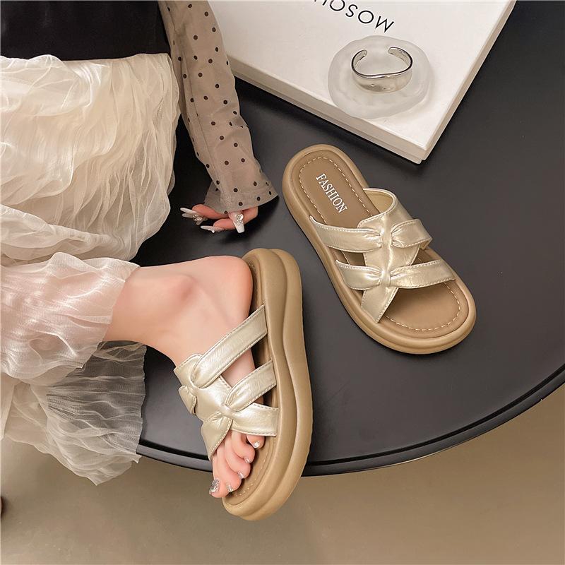 Coole Strandpantoffeln mit dicker Sohle – die neue Sommerkollektion 2025 – exquisiter High-End-Look, einfarbig, runde Spitze, schlichtes Design.