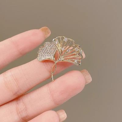 Jednoduchá malá brož Ginkgo Biloba Dámská luxusní protisvětelná jehla Luxusní smysl Nika Pevná oděvní korsáž