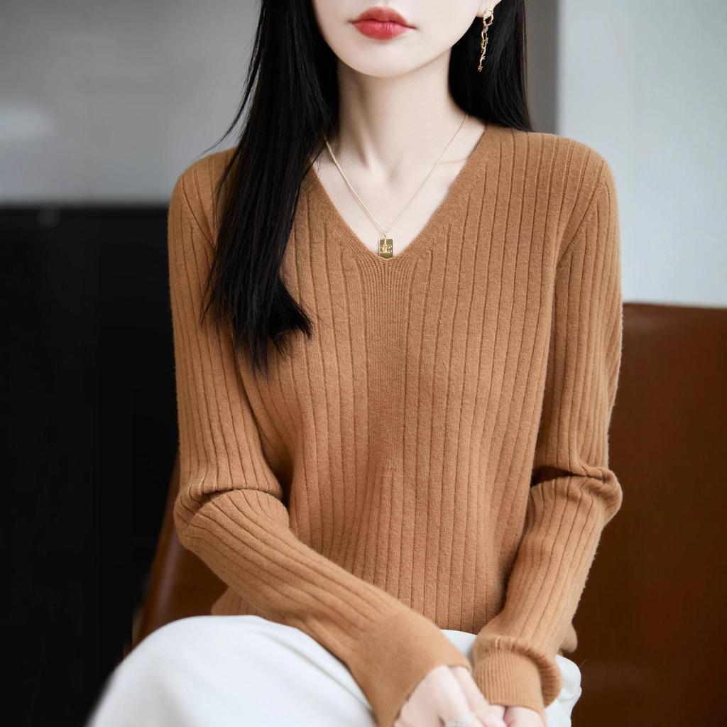 Temperamental Minimalist Women's V-neck Slimming Sweater - Soft, Casual, Skin-friendly Knitted Base for Autumn/Winter.