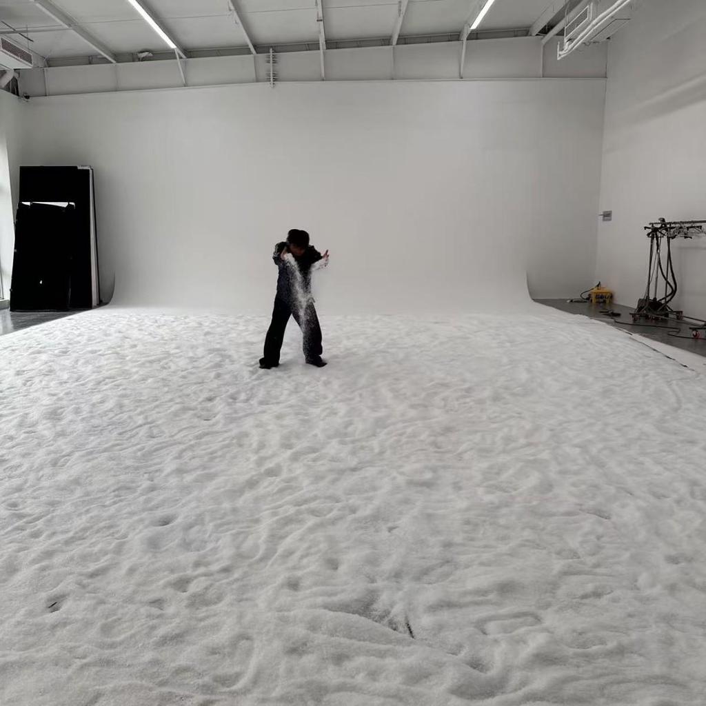 Artificial Snow Powder: Shanghai Snowflake Simulation for Scenic Christmas Displays