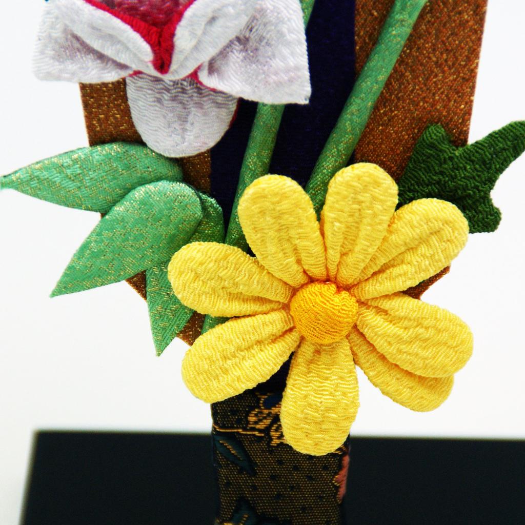 Osaka Choseido Hagoita New Year Chirimen Celebrating the First Day of the New Four Gentlemen Flower with Original Wooden Tag Height 21cm Decoration,