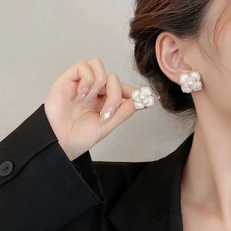 

Комплект украшений из жемчуга и цветка для женщин, элегантное жемчужное ожерелье, серьги, кольцо, сладкое колье, модные свадебные украшения 01