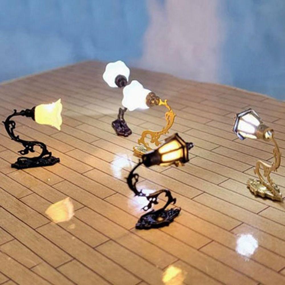 

2 шт. 2,6*2,2 см Ляльковий будиночок Настінний світильник Матеріал АБС Метал Пісочний стіл Люстра Сад Подвір я Світлодіодне світло 2pcs Bronze Style 2