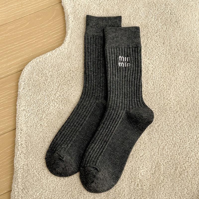 Calcetines de Algodón Blancos de Media Caña para Mujer - Estilo Miu, Otoño/Invierno, Absorbentes del Sudor, Color Sólido, Bordado Japonés