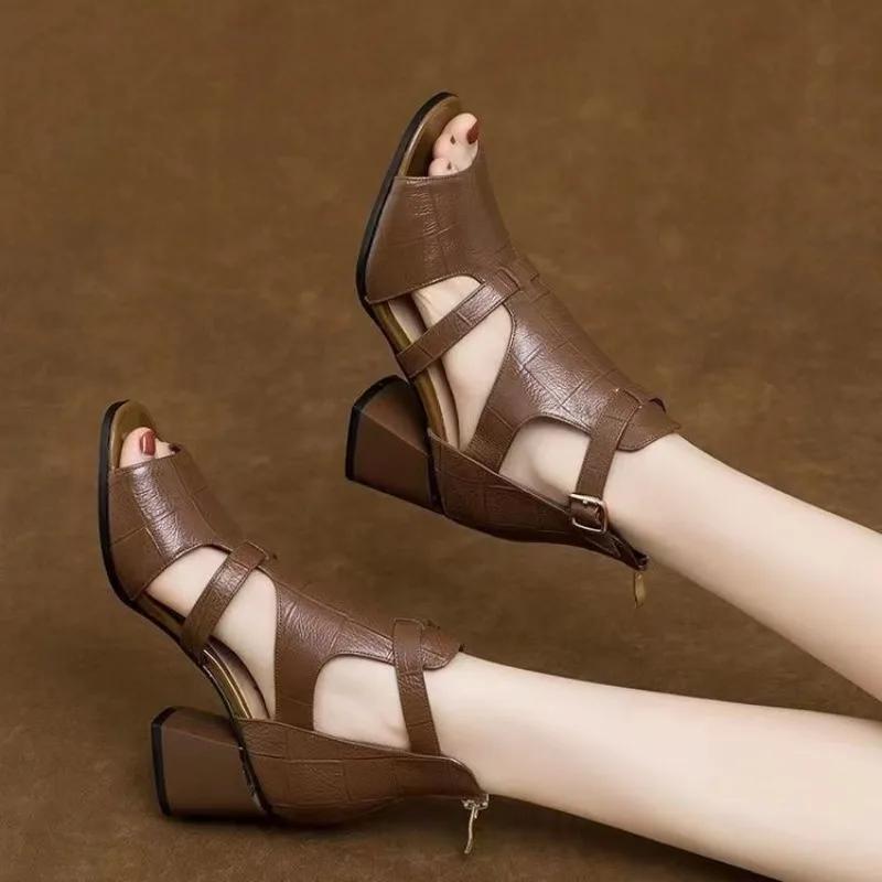 

Модные женские сандалии-гладиаторы из мягкой кожи на мягкой подошве, женские летние новые сандалии на платформе и танкетке, модные дизайнерские сандалии с вырезами 42 коричневый
