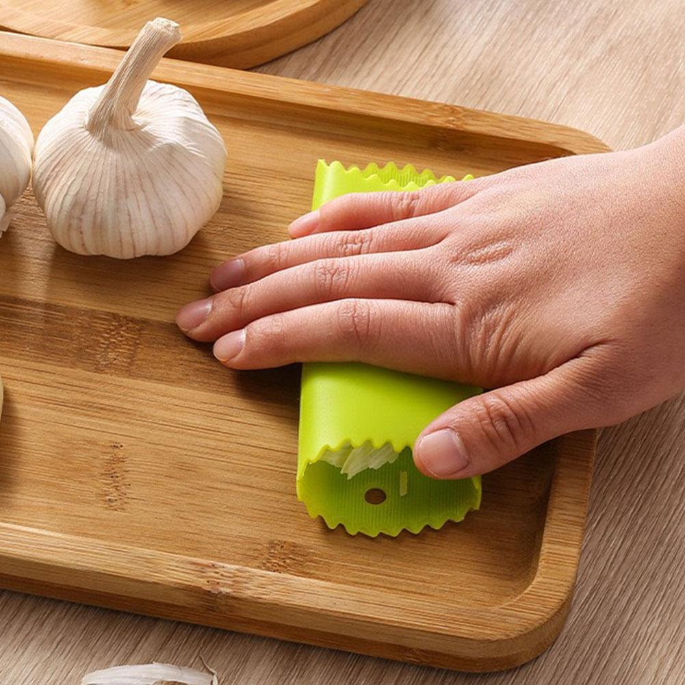 Silikon-Knoblauchschäler-Röhre 13x3cm Einfach zu schälen Küchenwerkzeug Hitzebeständig Rutschfester Griff Rot Grün Langlebiges Gadget mit Bürste