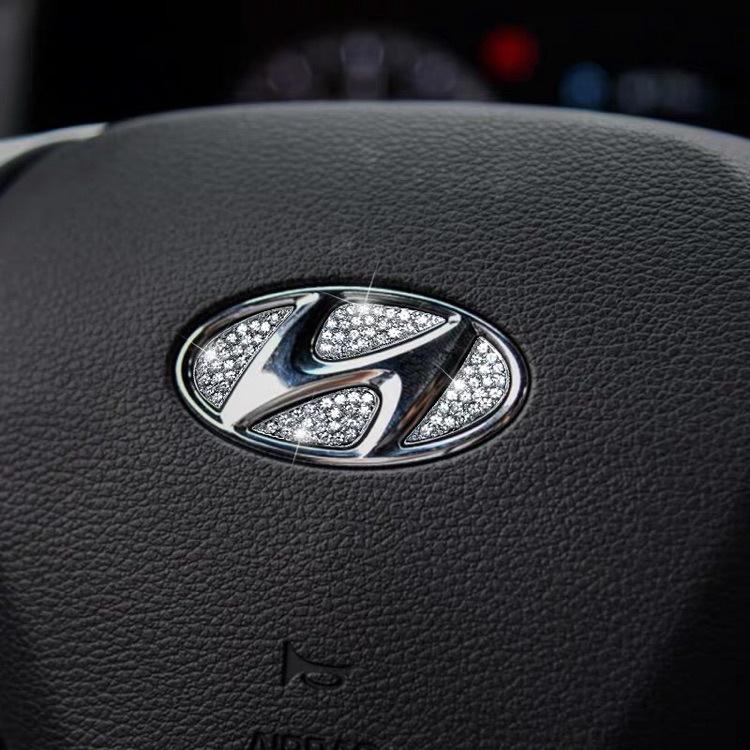 Naklejka z logo na kierownicę z cyrkoniami - Stylowa dekoracja wnętrza samochodu