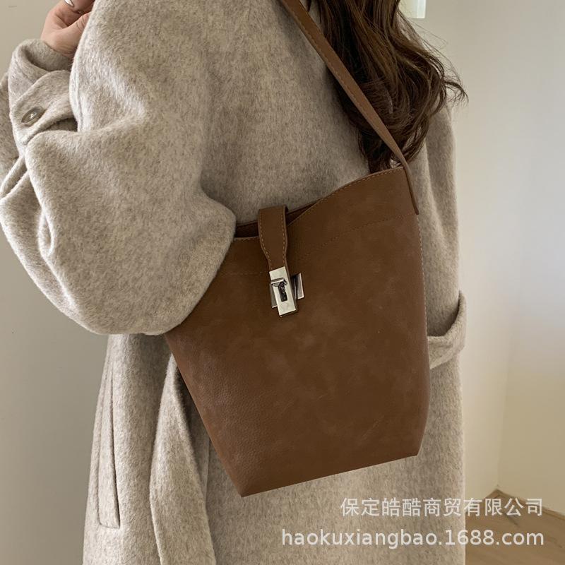 Premium sense retro matte bag women's 2025 new commuter versatile shoulder underarm bag portable tote bucket bag