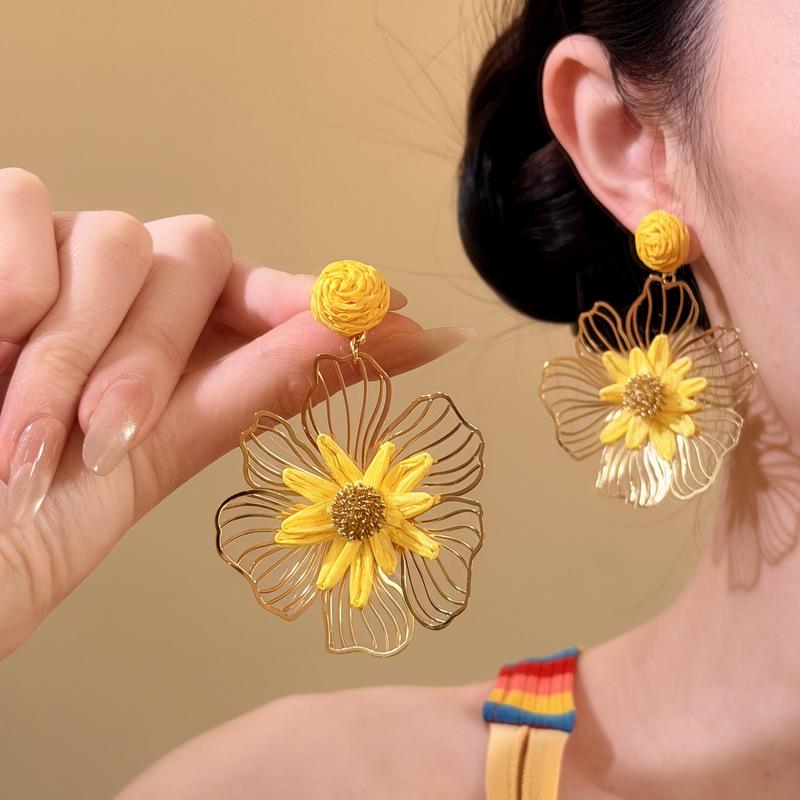 Silver Needle Raffia Flower Stud Earrings - Elegant Holiday Style, Light Luxury, High-End Niche Design