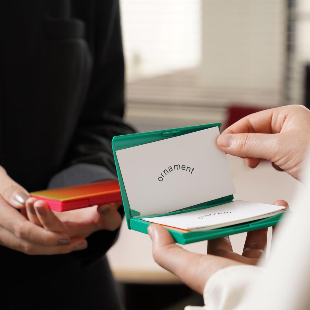 [ornament] Card Case (Ornament Card Case) - Stylish and popular plastic business card holder for men and women, perfect as a gift (Platinum)