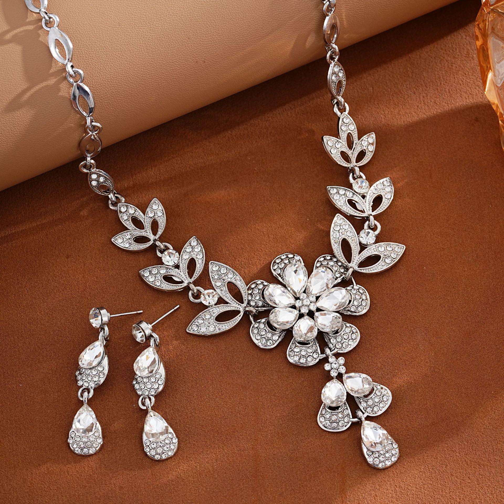 Elegant Retro Rhinestone Water Drop Flower Necklace & Earring Set - Luxury Clavicle Chain Jewelry белый