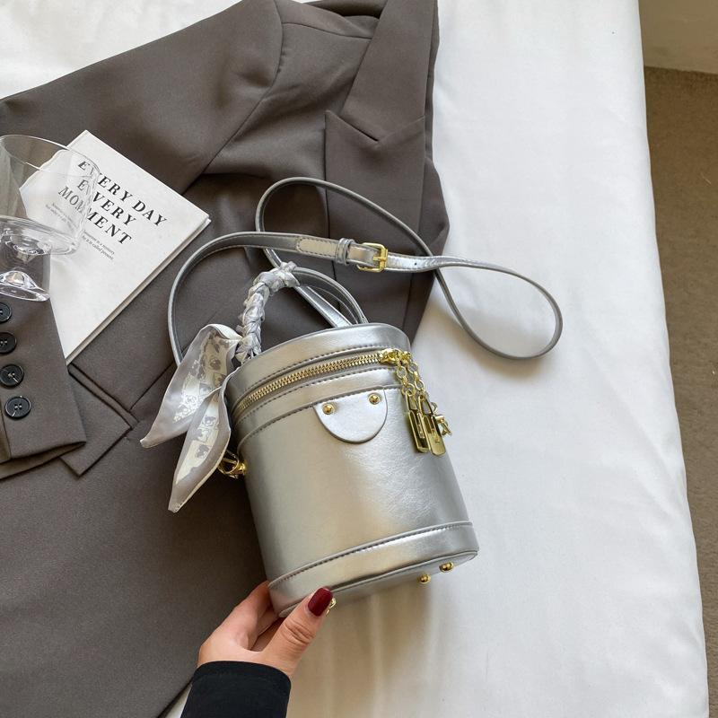 

Женская сумка, новая мода, красные сумки-ведра через плечо, корейские фактурные кожаные сумки для вечеринок, универсальная маленькая сумка для поездок на работу