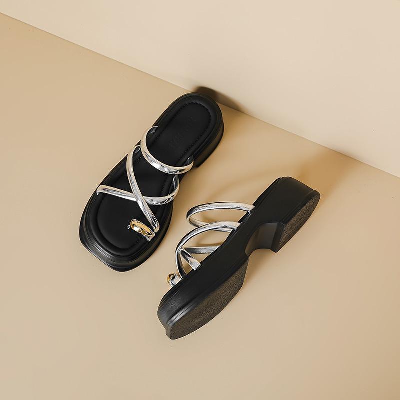 Silver high-end thick-soled cool slippers women's 2025 summer new fashion outer wear pinch flip-flops strap sandals