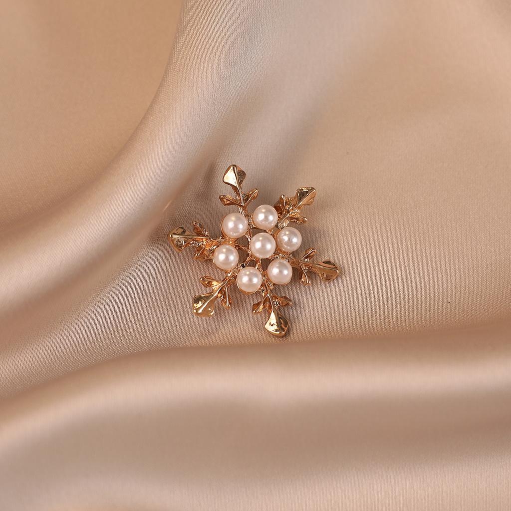Snowflake Suit Brooch Accessories, Elegant Collar Pin, Anti-glare Brooch, High-end and Light Luxury Coat, Pearl Pin