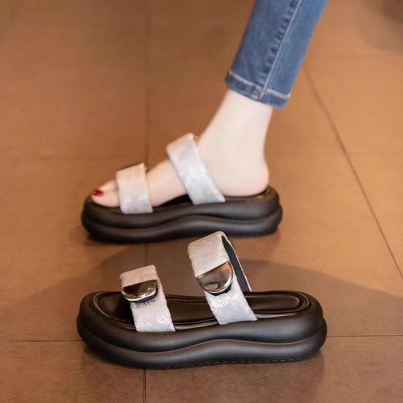 Thick-soled Fashion Slippers Women's Summer Outer Wear 2025 New High-end French Beach Shoes Trend with Skirt Cool Slippers