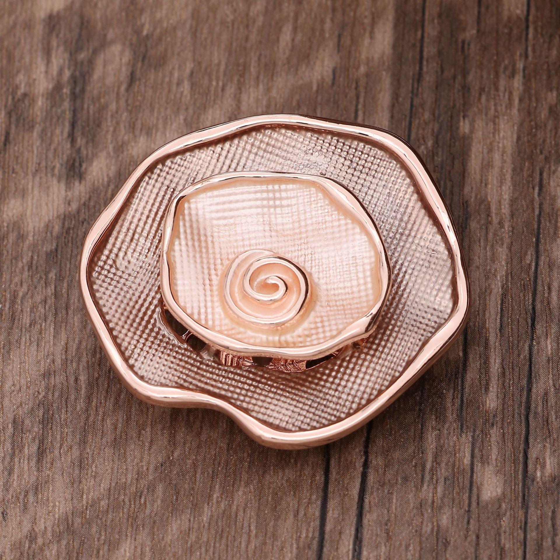 

Новая эмалевая магнитная брошь в виде розы, модная и универсальная женская банкетная брошь из сплава высокого класса magnetic attraction