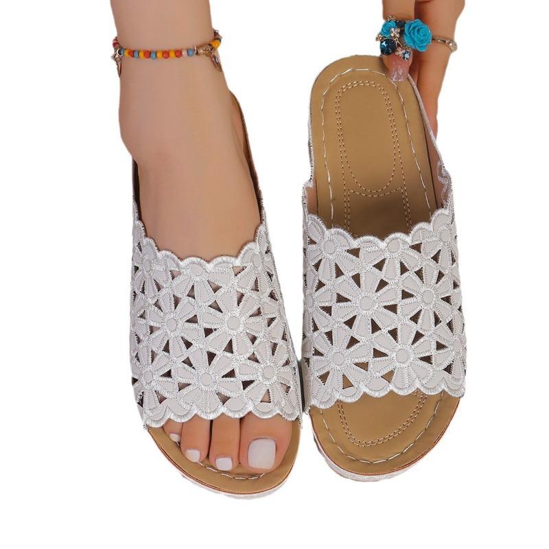 Cross-border foreign trade large size summer new simple casual flower hollow PU medium heel women's wedge heel slippers