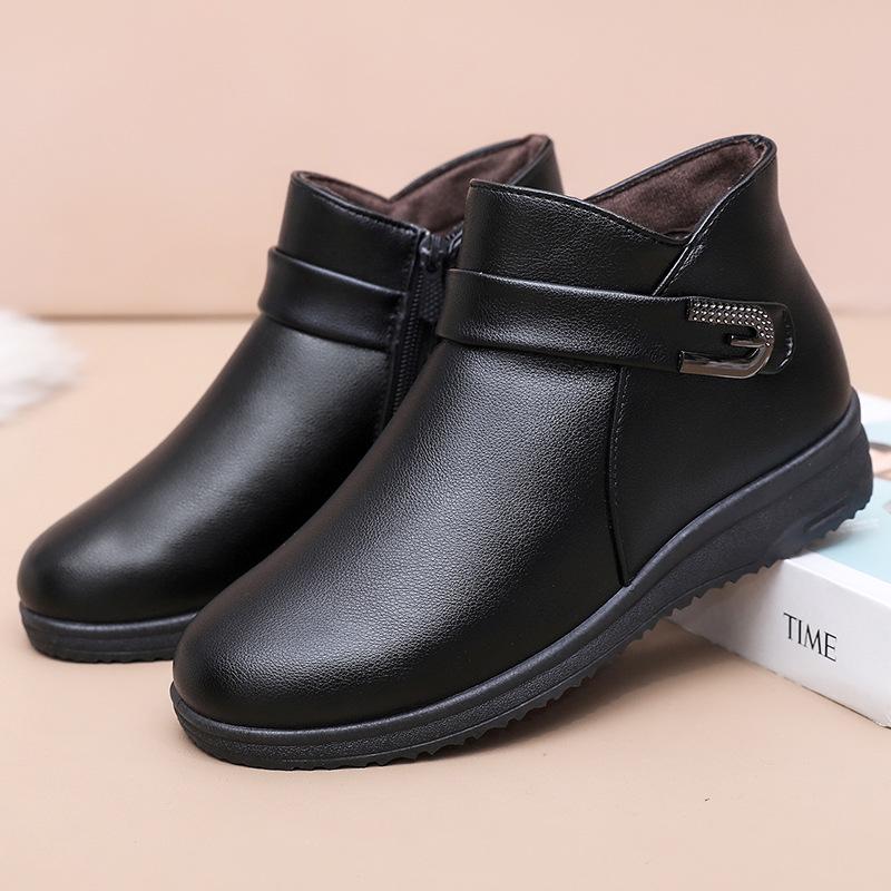 Mom's Winter Velvet-Lined Non-Slip Short Boots: Soft-Soled Leather Snow Boots for Middle-Aged & Elderly Women