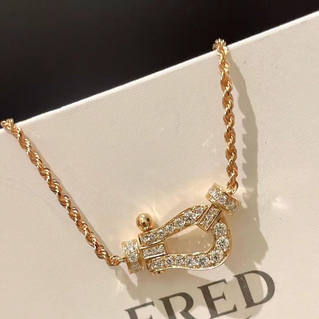 

Ожерелье с пряжкой в виде подковы, кулон с бриллиантами, цепочка из пеньковой веревки