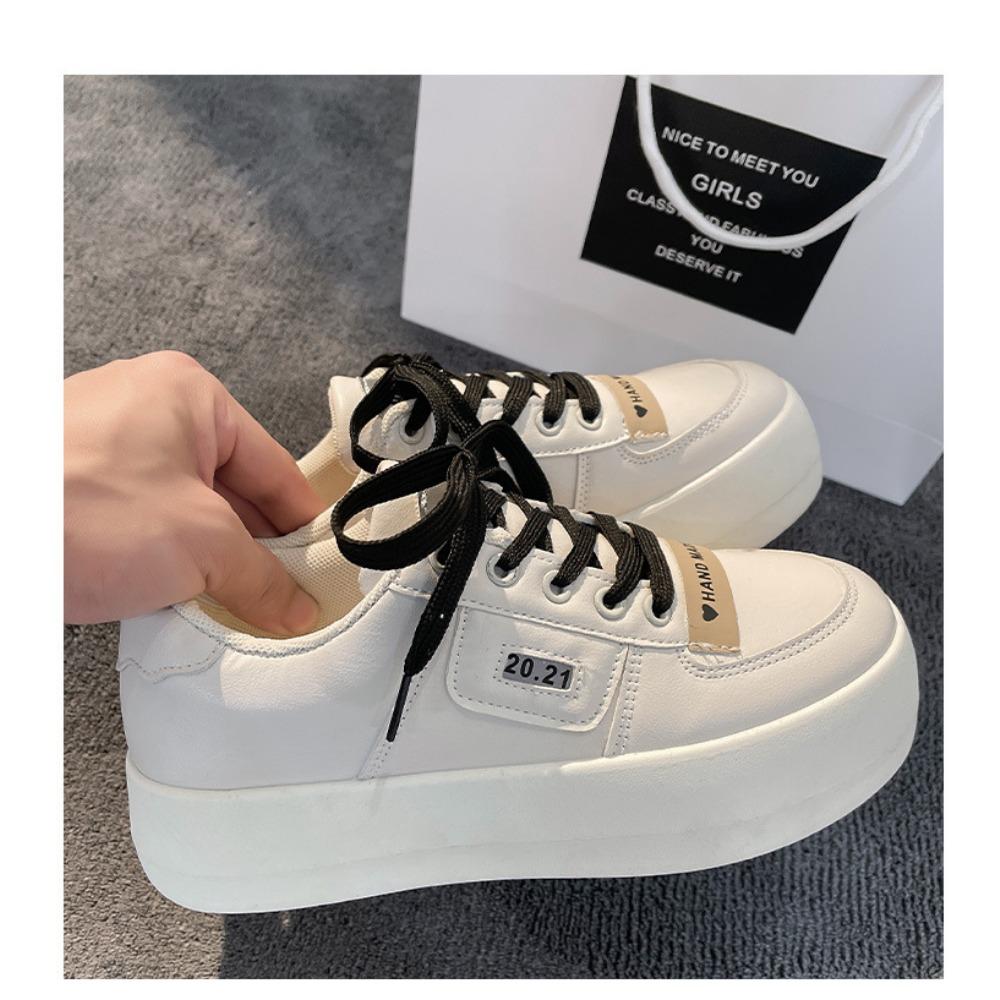 Fritidssko med flate hæler og tykke såler for kvinner